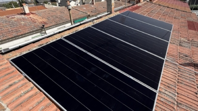 Paneles AIKO bifaciales de 665 W instalados por Beta Renovables sobre un tejado de teja.