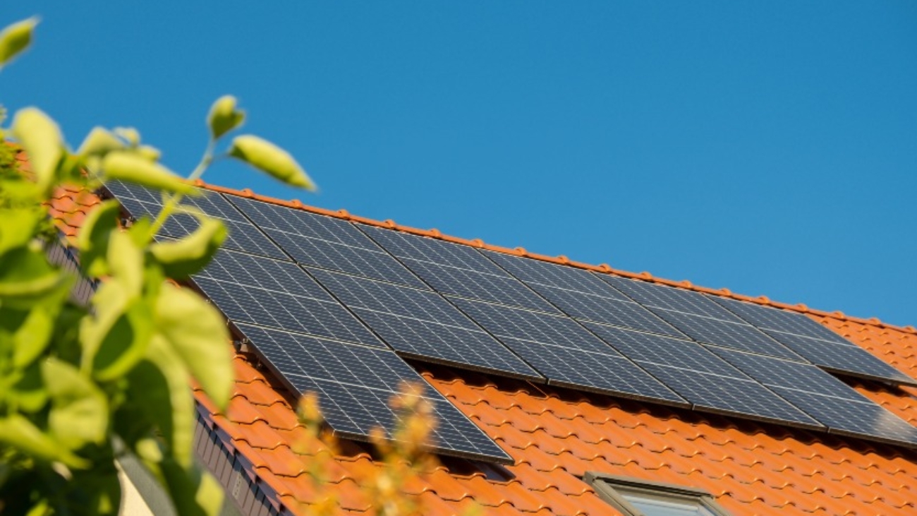 ¿Cada cuánto hay que limpiar las placas solares?