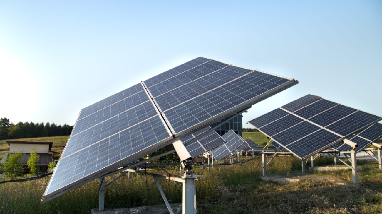 ¿Cómo afecta la guerra a si merece la pena poner placas solares o aerotermia?