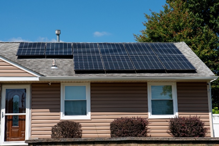 ¿Cómo funciona la energía solar fotovoltaica en viviendas?